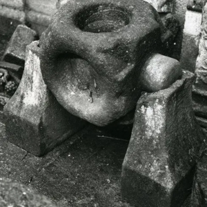 Elements d'architecture, pierres sculpt&eacute;es et vitrail