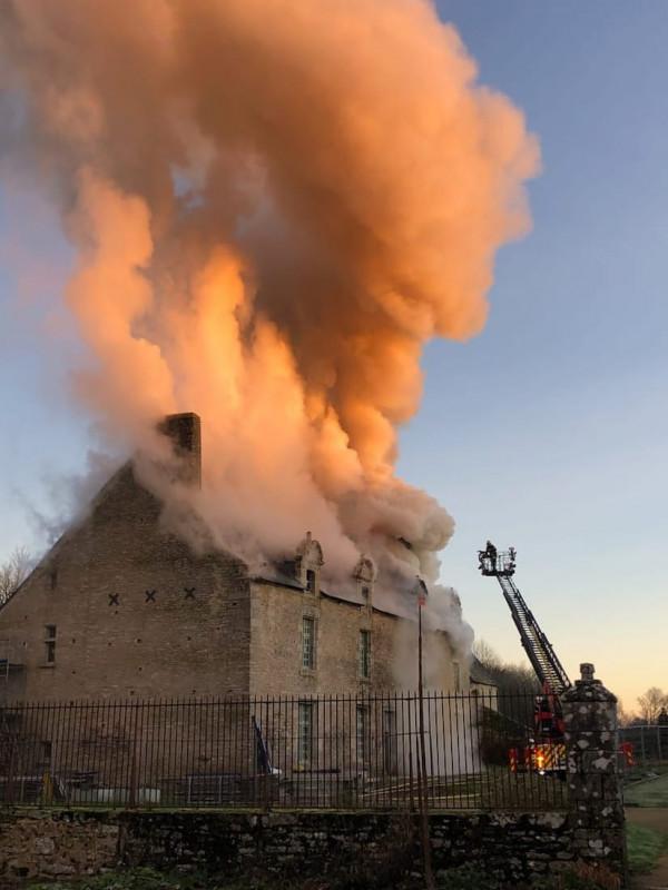 [Fil d'info] : Un incendie ravage le Manoir de Kernault